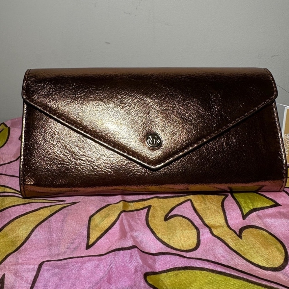 NWT Michael Kors Jet Set Travel Wallet. Color Mocha
